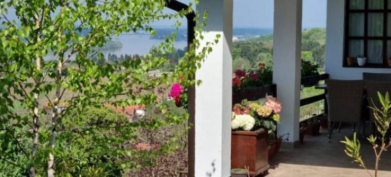 斯梅代雷沃的假日屋，带城市、花园和河景(Holiday House in Smederevo With City, Garden, and River Views)图片