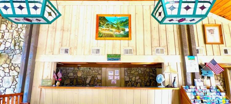 河畔新发现小屋(Newfound Lodge on the river)图片