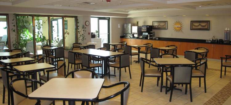 奥马哈机场市中心拉昆塔温德姆套房酒店(La Quinta Inn & Suites by Wyndham Omaha Airport Downtown)图片