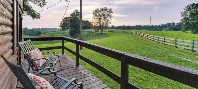 位于肯塔基州的高地牛工作农场小屋(Cabin on Working Highland Cattle Farm in Kentucky)图片