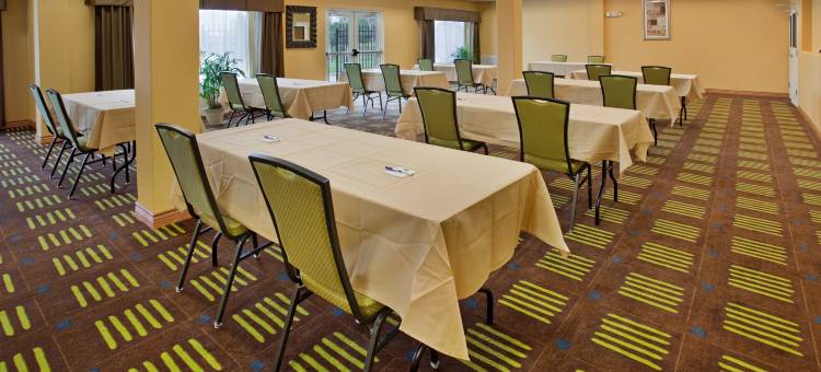 智选假日套房酒店堪萨斯城体育综合区(Holiday Inn Express & Suites Kansas City Sport Complex Area)图片