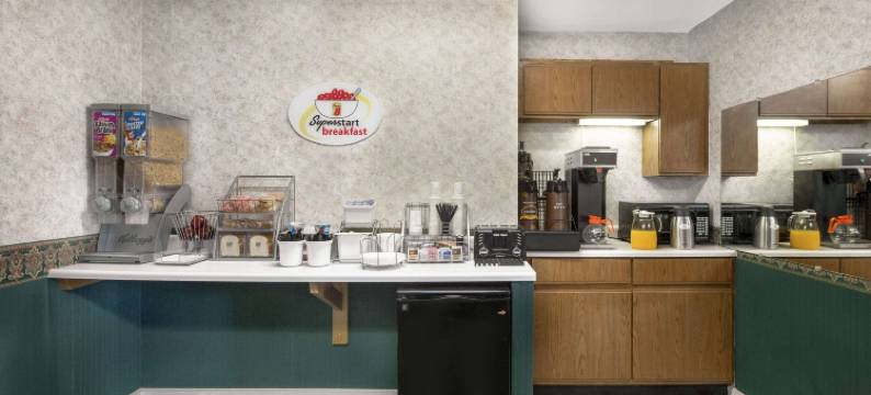 泰勒维尔速8酒店(Super 8 by Wyndham Taylorville IL)图片