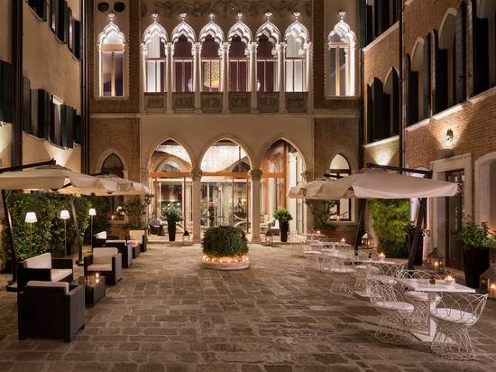 百夫长宫新浪酒店