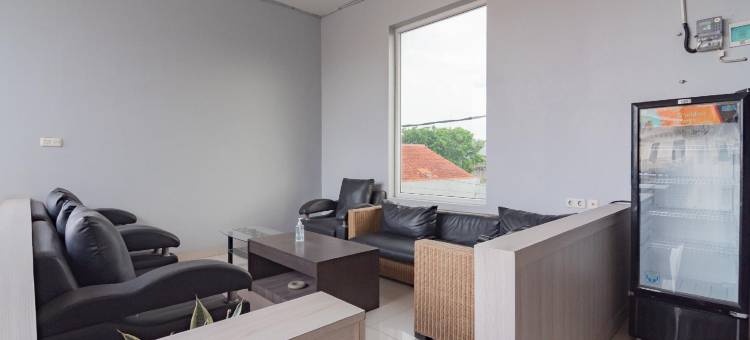 红多兹伊斯兰普拉斯酒店-特帕雷夫井里汶3号(RedDoorz Plus Syariah @ Tuparev Cirebon 3)图片