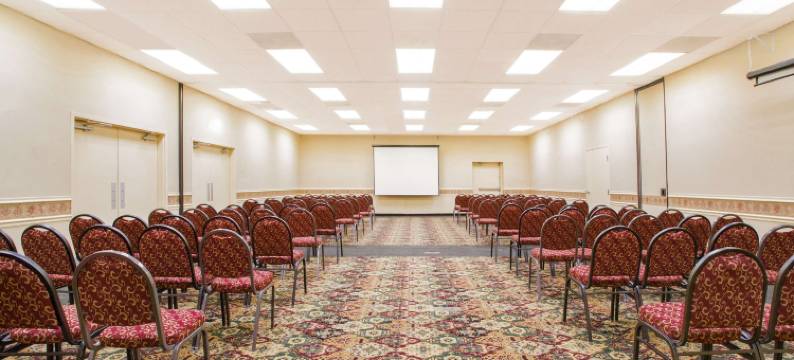 埃奇伍德华美达酒店及会议中心(Ramada by Wyndham Edgewood Hotel & Conference Center)图片