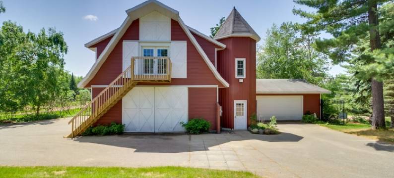 Backus湖边小屋，带有火坑，船坞通道!(Backus Lakefront Cabin w/ Fire Pit, Dock Access!)图片