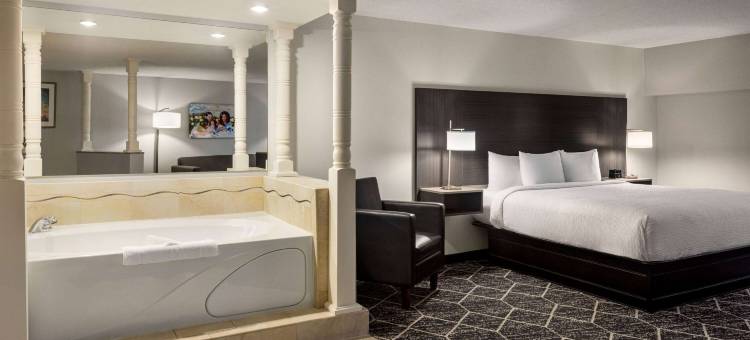 莱克乔治拉昆塔温德姆酒店套房(La Quinta Inn & Suites by Wyndham Lake George)图片