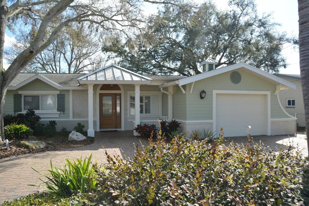 Waterfront Home with Dock. Pontoon Boat Available for Fishing and Beaches.