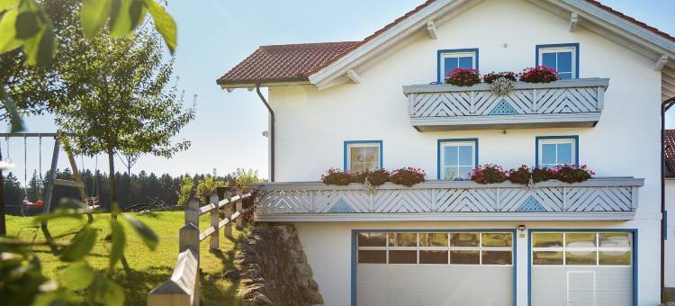 阿尔高阿尔卑斯山景观的美丽农舍(Tolles Bauernhaus im Allgaeu mit Alpenblick)图片