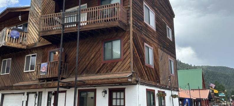 Open Floor Plan and Grassy Area - Charming Escape图片