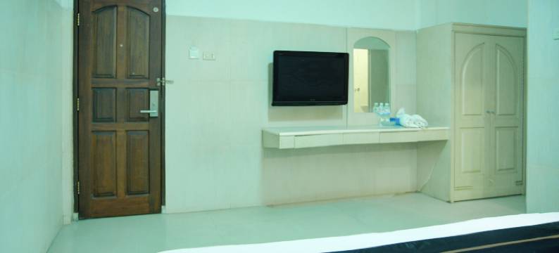 橡树镇帕伦邦酒店靠近安培拉大桥原阿祖拉酒店(Townhouse Oak Palembang Near Jembatan Ampera Formerly Azzura Hotel)图片