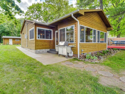 Escape to Our Cozy Lakeside Cabin-Great Sunset Views-1 Hour from Cities