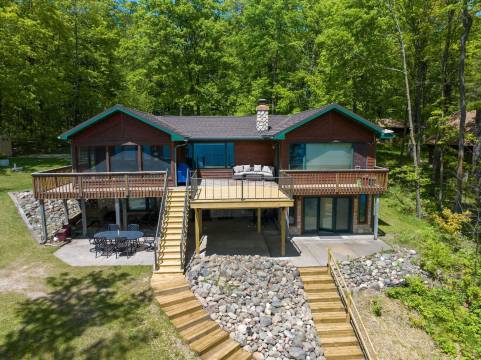 红色觉醒的Spruce Haven 3卧室的家(Spruce Haven 3 Bedroom Home by RedAwning)