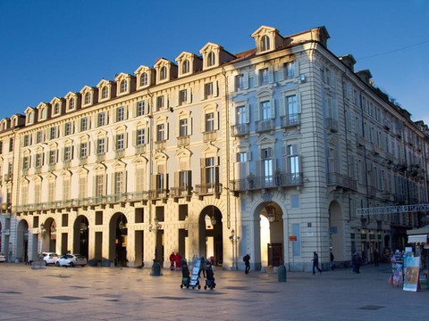 卡斯泰洛广场套房酒店