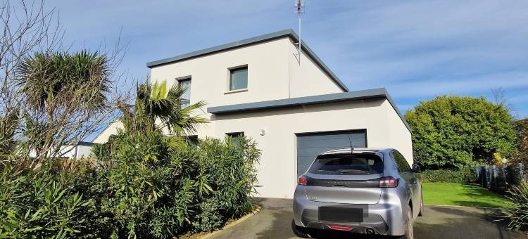 Modern house near the coast图片