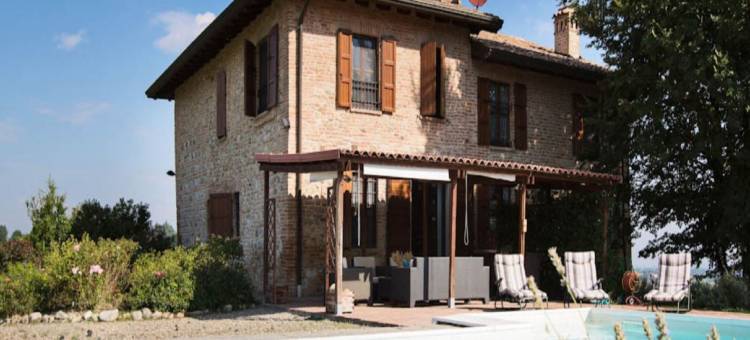 Sunny holiday home with swimming pool图片