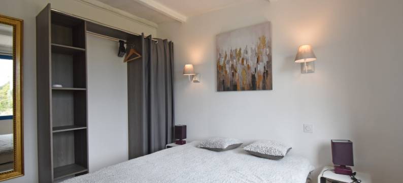 Tranquil Villa with Pool图片