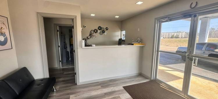 新奥尔巴尼快捷旅馆，靠近图珀洛I 22(Express Inn New Albany Near Tupelo I 22)图片