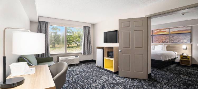诺顿海岸/马斯基根温德姆戴斯酒店及套房(Days Inn & Suites by Wyndham Norton Shores/Muskegon)图片