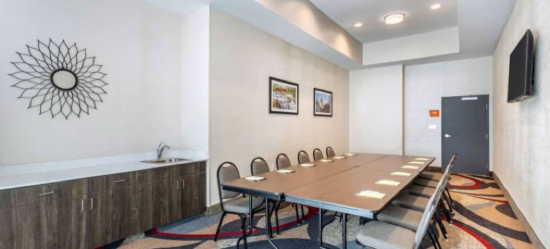 布卢明顿拉昆塔温德姆套房酒店(La Quinta Inn & Suites by Wyndham Bloomington)图片