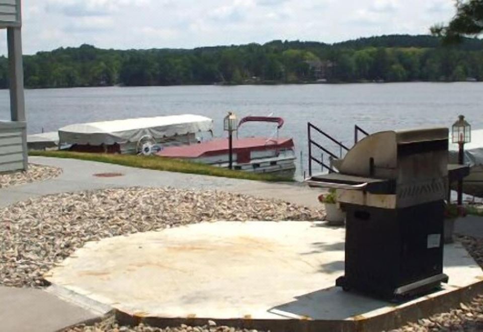 Condos at 530 E. Hiawatha Hotel Overview