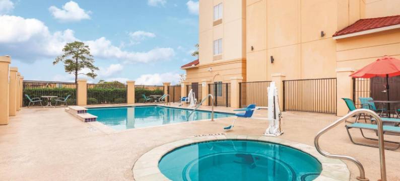 休斯敦布什国际机场东拉昆塔温德姆套房酒店(La Quinta Inn & Suites by Wyndham Houston Bush Intl Airpt E)图片