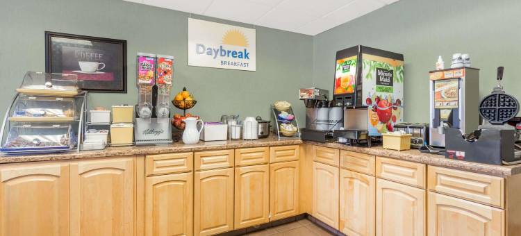 锡达福尔斯大学广场温德姆戴斯酒店(Days Inn by Wyndham Cedar Falls- University Plaza)图片