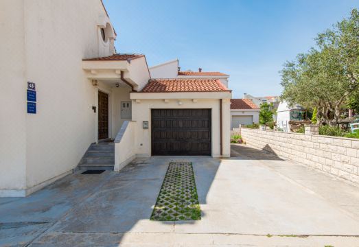 Maras Hotel Overview