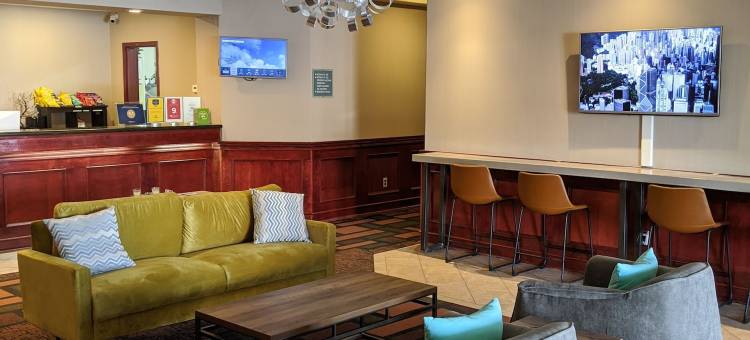德雷顿谷福克斯伍德套房酒店(Foxwood Inn & Suites Drayton Valley)图片