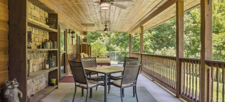 舒适的小屋，带电动车充电器、火坑和床秋千(Chasing Cubs Cabin by Beyond Expectations)图片