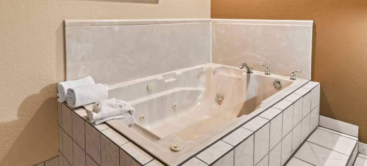 格兰伯里凯艺套房酒店(Quality Inn & Suites Granbury)图片