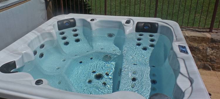 Comfortable villa with jacuzzi图片