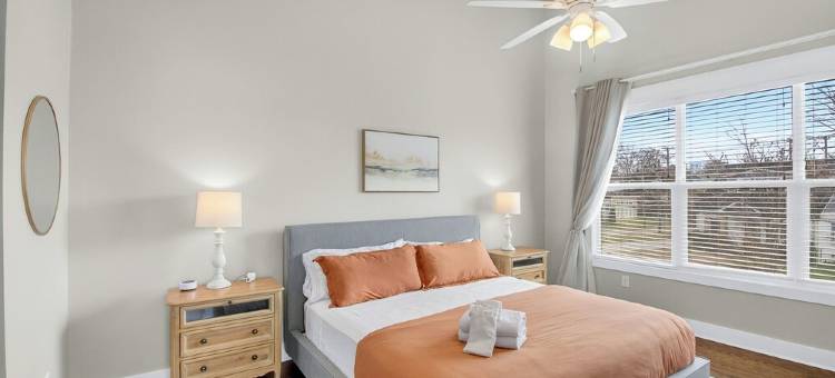 Speakeasy Game Room, Hot Tub, Fire Pit, King Bed Suite, TVs & Near Downtown图片