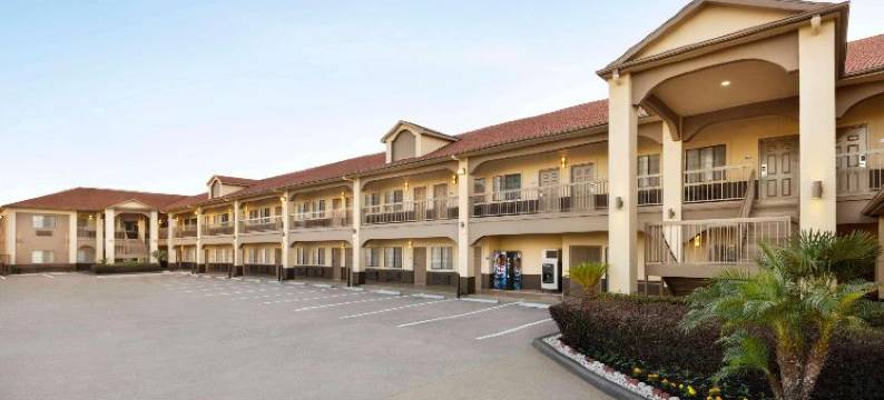 休斯顿荷比机场戴斯套房酒店(Days Inn & Suites by Wyndham Houston Hobby Airport)图片