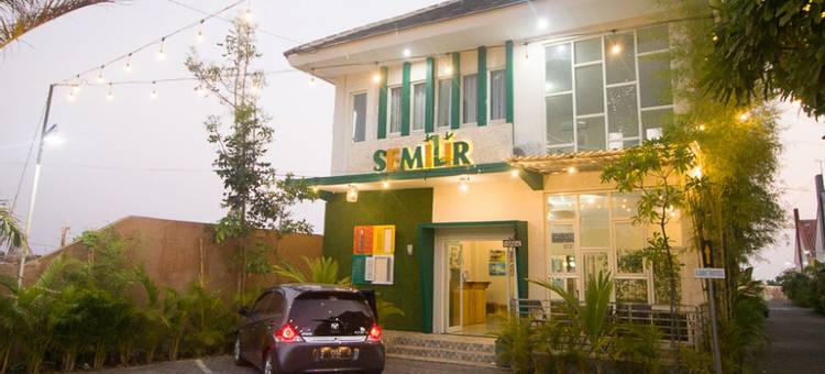 RedDoorz Plus Syariah酒店靠近三邦市政广场(RedDoorz Plus Syariah Near Alun Alun Sampang)图片