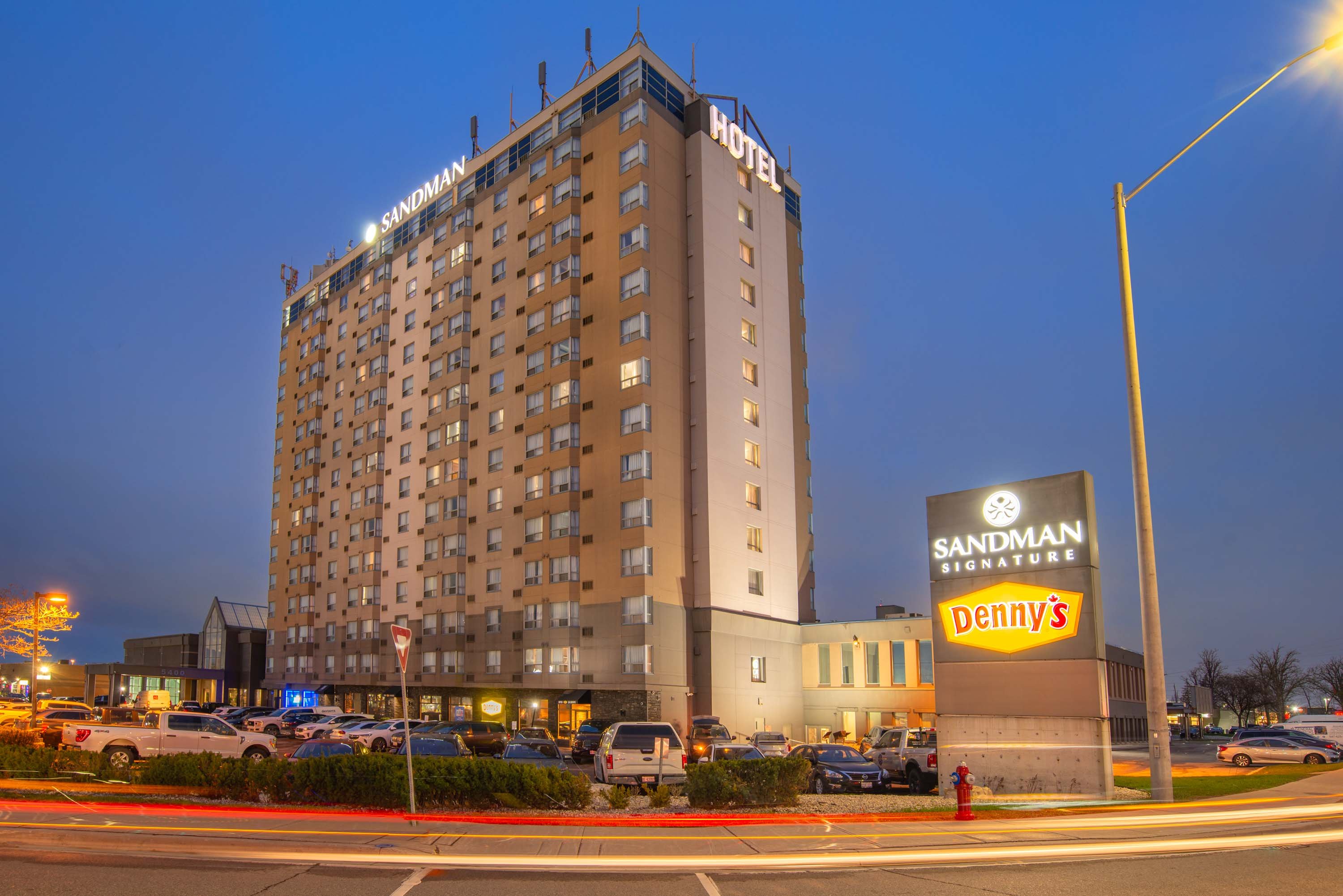 Sandman Signature Mississauga HotelOver view