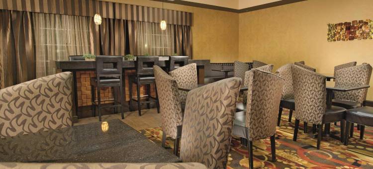 登顿大学路拉昆塔温德姆套房酒店(La Quinta Inn & Suites by Wyndham Denton - University Drive)图片