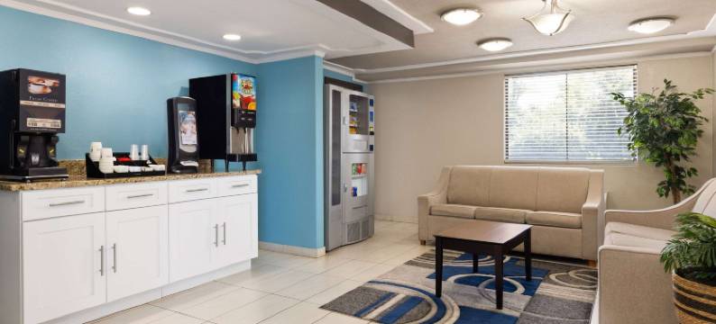 温德姆戴斯酒店及套房-印第安纳波利斯机场东(Days Inn & Suites by Wyndham Indianapolis Airport East)图片