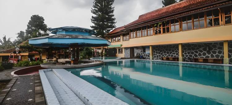 红多兹普拉斯酒店-茂物普卡梅加门当(RedDoorz Plus at Neo Asri Hotel Megamendung Puncak Bogor)图片