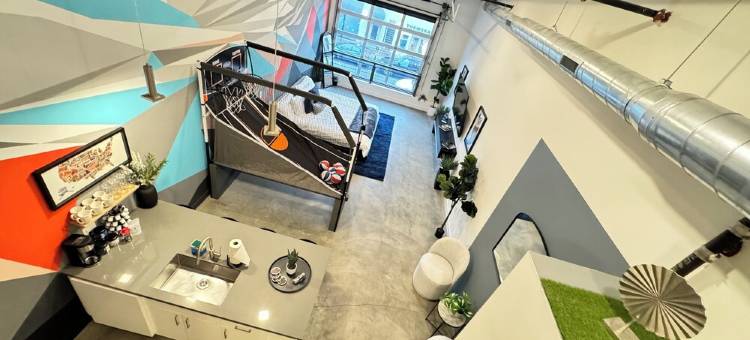 Studio-style loft with Garage door only 6 miles from Disney!图片