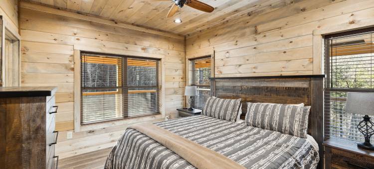 山坡藏身处3卧室小木屋由RedAwning提供(Hillside Hideaway 3 Bedroom Cabin by RedAwning)图片