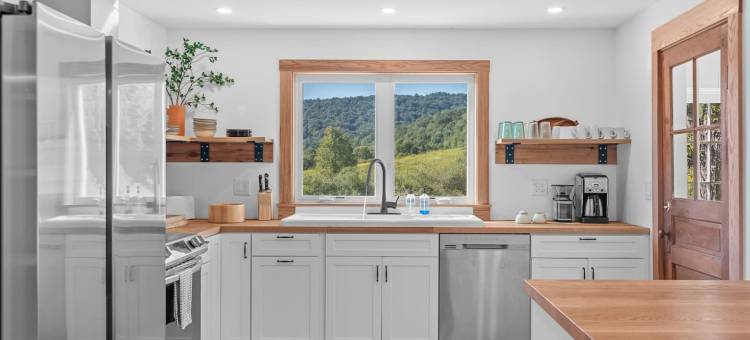 Charming Cottage with Scenic Trails - Cozy Summer Escape图片