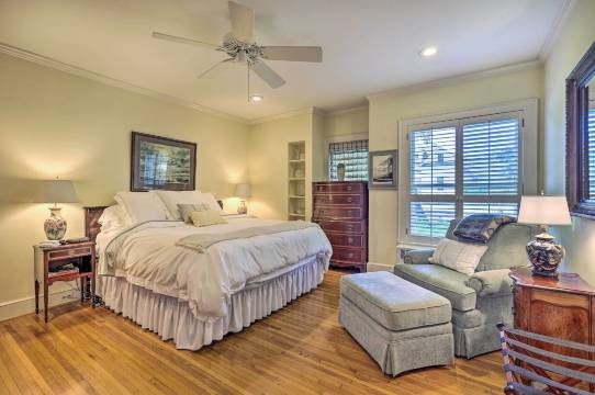 豪华的艾尔金家庭带阳台景观和台球桌(Lush Elkin Home w/ Porch Views & Pool Table)