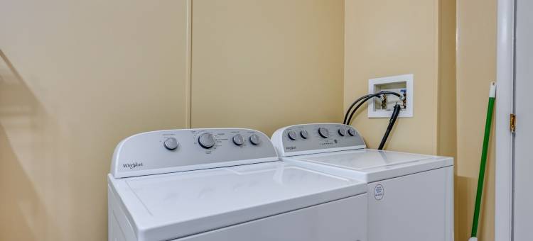 舒适的家带后院～距市中心萨吉诺三英里！(Cozy Home w/ Backyard ~ 3 Mi to Downtown Saginaw!)图片