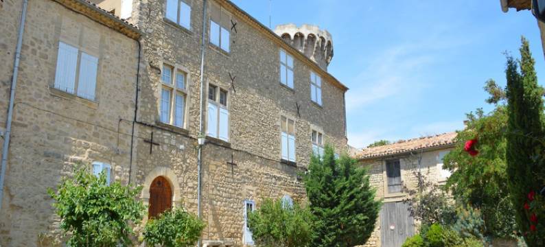 Authentic sheepfold close to a charming village.图片