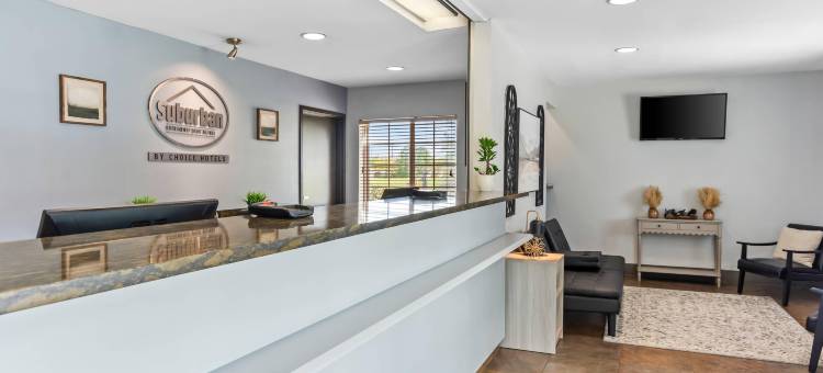 克拉克斯维尔-路易维尔北郊区套房酒店(Suburban Studios Clarksville-Louisville North)图片