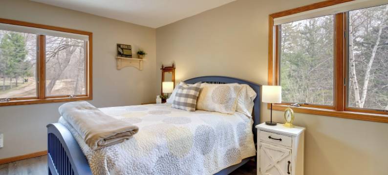 湖畔私人度假屋，带热水浴缸、露台和美景(Private Lakefront Retreat w/ Hot Tub, Deck & Views)图片