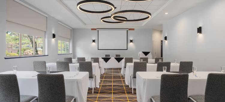 维多利亚麋鹿湖套房酒店(Holiday Inn VICTORIA – ELK LAKE by IHG)图片