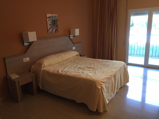 曼萨纳雷斯酒店