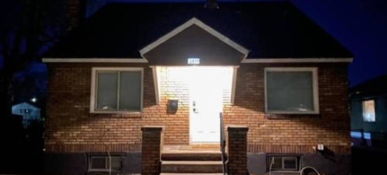 带有飞镖空间的迷人砖石房(Charming Brick Home with Bonus Space & Foosball)图片